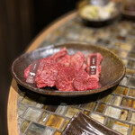 Yakiniku Horumon Ryuunosu - 手前(上ハラミ 1,650円)、奥(中落ちカルビ 980円)