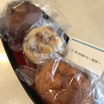 クラウドベーカリー - 上からショコラショコラ、クルミあんぱん、カレーパン