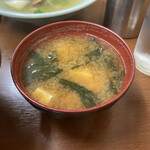 叶や - 2020年9月。かつ丼の味噌汁。ワカメと豆腐。