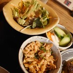 醉蓮火 - 定食セットの小鉢とミニサラダ