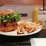 SHOGUN BURGER - 高さは11cmかな。バンズの直径は多分8cm。ドリンクはMサイズが＋３００円、更に１００円上乗せでフレンチフライ付だったか、と。