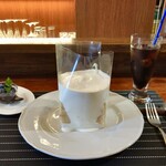 コーヒー＆トースト - たっぷり生クリームのあんバタートースト〜ブルーベリー添え〜＆アイスコーヒー