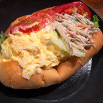 菓子とパン 大楠 - 「糸島野菜のサンド（タマゴサラダ＆ごぼうサラダ）」（350円）。これ1つでお腹いっぱいになります。