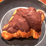 菓子とパン 大楠 - 「銀チョコ ホイップ入り」（168円）。超ゴージャスな銀チョコ！中のホイップはんぱナイ。