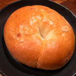 菓子とパン 大楠 - 「ラズベリー＆カスタードのクリームパン」（245円）。ここのクリームパンはどれもハズしません。