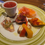 トラットリアビコローレヨコハマ - 前菜は、熟成生ハム赤肉のメロン、オムレツタコパプリカ、カンパチマスタード、中央シナモン赤キャベツシナモンマリコリンキー(南瓜)、ピーツの冷製スープ。