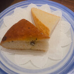 トラットリアビコローレヨコハマ - ローズマリー風味のフォカッチャとチャバッタ