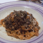 トラットリアビコローレヨコハマ - パスタ2皿目＂フェットチーネ・鴨とブルーベリーのラガーソース・黒胡椒風味・パルミジャンのチーズ載せ＂
                                ※メニューに載ってない