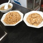 亀や - 右が 半チャーハンで 左が 普通のチャーハン♪