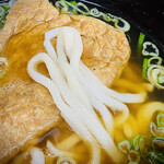 友商 - うどんはもちもちで好きな食感、お揚げさんはなかなかの硬派。お出汁の塩味はやや強めで夕方も喉が少し渇いた状態。