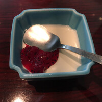 叙々苑 有楽町マリオン店 - 食後に杏仁豆腐が出て来ます。掛かっているのはドランゴンフルーツソース