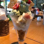 ピピン　カフェ - イチゴとピスタチオのパフェ