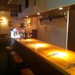 アローラ - カウンター8席ありゆったりとくつろげます