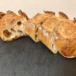 ecomo Bakery marumaru - 玄米パン　ねっとりむっちり食べやすくおいしいです。ほのかな酸味がうれし。