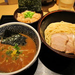 らーめん 稲垣 - チャーシュー鶏白湯つけ麺とチャーシューおこわ