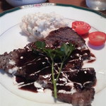 アルバトロス - 牛肩ロースのバルサミコソース、ポテトサラダ添え。