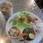 13717841 - 本日の３種のデリプレート　１０００円