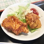 チャイナタイム - 鳥の唐揚げは2個付き。サラダもついております。