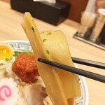 武蔵 - この他の具材は、メンマ・もやし・ナルトに青のり。青のりが入っているラーメンも珍しい。