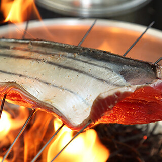 目利きして仕入れる天然魚、飼育からこだわったお肉に舌鼓を打つ