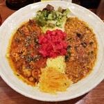 SPICY CURRY 魯珈 - 限定濃厚担々珈喱＆限定辛口ムール貝とオリーブとほうれん草のトマトマサラ