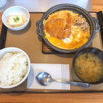 やよい軒 - 2人席の真ん中にコロナシールドが設置してあった。
      席もせばめてるのかななんか座ると超狭かった。
      カウンター席のが広いかも