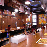 スタ麺　轟 - 明るい屋台風の店内