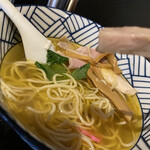 さくら木 - 鶏塩らー麺＠800円(税込)の角切りチャーシュー(サービス)