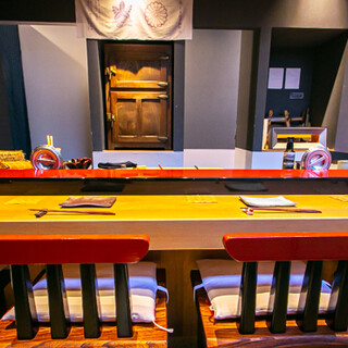 【カウンター席】漆塗りの朱色のカウンターにて、お寿司を愉しめる。