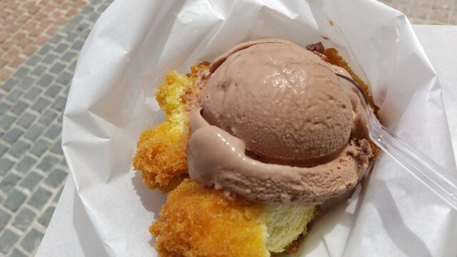 サーターアンダギー に チョコアイス をトッピング By あば カメアンダギー 北谷店 Kame Andagi 北谷町 カフェ 食べログ