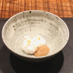 傳 - 戻りハモの湯引き　出汁梅　山葵