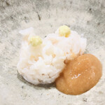 傳 - 戻りハモの湯引き　出汁梅　山葵