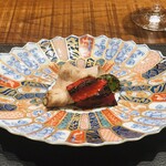 傳 - 豚肩肉　万願寺唐辛子の赤と青