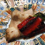 傳 - 豚肩肉　万願寺唐辛子の赤と青