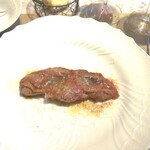 La Brianza - 仔牛やわらか、セージの香りや生ハムの塩気がアクセントになってる。振りかけられたチーズやバターソースがコクっとしていて、でもさやわかさやおしゃれな感じおいしい♡