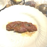 La Brianza - 仔牛やわらか、セージの香りや生ハムの塩気がアクセントになってる。振りかけられたチーズやバターソースがコクっとしていて、でもさやわかさやおしゃれな感じおいしい♡