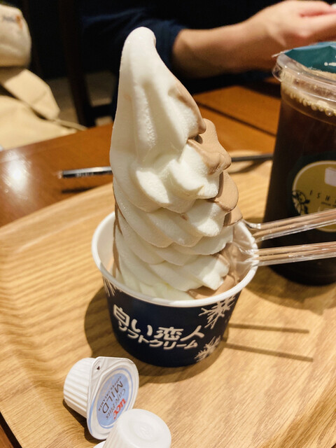 白い恋人の味が変わったような By Mmm4 イシヤカフェ Ishiya Cafe 大通 カフェ 食べログ