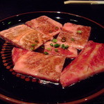 一力 - 画像は上ロース1人前1300円ですがとろける一品、安い旨い！