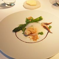 レフェルヴェソンス - 友達の前菜/三年かけて出逢う～北海道産帆立のポワレと泡立てたココナッツ香るジュ＆ライム、アスパラガスをさっと火入れ、甲殻類のカラメルとアニス風落花生、香菜の葉