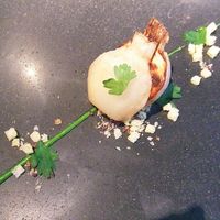 レフェルヴェソンス - 共通の野菜の一皿/丸ごと火入れした蕪とイタリアンパセリのエミュルション、ハモンイベリコ＆ブリオッシュ