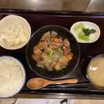 うみねこ - 料理写真:牛スジ煮込み定食800円です