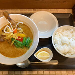 MAYOR - 骨付モモ肉と水戸野菜のスープカレー（ミニサラダ、ドリンク付き）…税込1000円