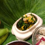 御料理 まつ山 - ウサギの器の中の春菊と食用菊のお浸し