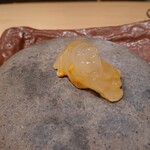 御料理 まつ山 - 伊勢エビを焼いてます