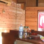 焼き鳥　柳屋 - リニューアルした壁は杉板張りです