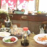 焼き鳥　柳屋 - カウンターの上には手作り料理が