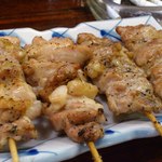 やきとり健歩゛ - 左、もも。　右、くび。