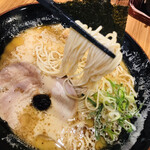 壱角家 - 黒博多ラーメンの麺リフト
