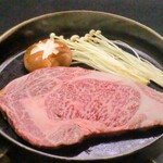 Sukiyaki Shabu Shabu Tenno Tasuke - 当店名物「仙台牛すきステーキ」300g9,800円（税抜）