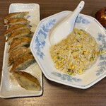 中国料理 海華楼 - 餃子と炒飯。